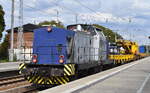 ESL GmbH, Lübbenau (Spreewald) mit ihrer  293 515-3  [NVR-Nummer: 92 80 1293 515-3 D-ESLNL] und dem MGW Gleisbauschienenkran MULTITASKER KRC 910 + Schutzwagen am Haken am 10.09.25 Durchfahrt