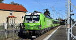 FlixTrain GmbH, München [D] mit der geleasten ELL Vectron   193 431  [NVR-Nummer: 91 80 6193 431-4 D-ELOC] und dem Flixtrain Richtung Leipzig am 05.11.25 Durchfahrt Bahnhof Michendorf.