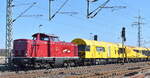 Hanse Lok GmbH, Hamburg mit der  V 100 2267  (NVR:  92 80 1212 267-9 D-EGP ) und der Überführung  des  High Performance Milling -Schienenfräszug Vossloh HPM VM141 „Hornet“