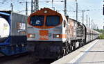 Havelländische Eisenbahn AG, Berlin-Spandau (HVLE) mit ihrem Tiger  V330.2  (NVR:  92 80 1250 010-6 D-HVLE ) und einem Schüttgutwagenzug am 07.05.25 Durchfahrt Bahnhof Ruhland.