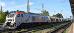 Havelländische Eisenbahn AG, Berlin-Spandau [D] mit ihrer Eurodual Lok  159 010  [NVR-Nummer: 90 80 2159 010-8 D-HVLE] und einem Baustoff-Transportzug (Sand) am 07.08.25 Höhe Bahnhof