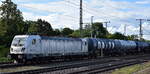 HSL Logistik GmbH, Hamburg [D] mit der geleasten Akiem Lok  187 011  [NVR-Nummer: 91 80 6187 011-2 D-AKIEM] und einem Kesselwagenzug (für Kerosin) am 01.08.25 Höhe Bahnhof Magdeburg.