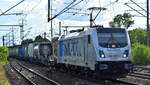 HSL Logistik GmbH, Hamburg [D] mit der geleasten Railpool Lok  187 301-7  [NVR-Nummer: 91 80 6187 301-7 D-Rpool] und einem Containerzug am 30.08.25 Höhe Bahnhof Schönefeld b.