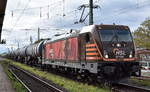 HSL Logistik GmbH, Hamburg [D] mit ihrer  187 536  [NVR-Nummer: 91 80 6187 536-8 D-HSL] und einem Kesselwagenzug (Benzin) am 18.09.25 Höhe Bahnhof Magdeburg-Neustadt.