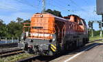 Locon Logistik und Consulting AG, Berlin mit der geleasten BRLL vossloh DE 18 Lok  LOCON 323  (NVR-Nummer: 92 80 4185 030-8 D-BRLL) am 11.08.25 Durchfahrt Bahnhof Magdeburg-Neustadt.