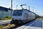 Netzwerkbahn Sachsen GmbH mit der geleasten AKIEM Lok  189 453  [NVR-Nummer: 91 51 5170 029-0 PL-AKIEM], Personal stieg zu, am 24.06.26 Bahnhof Falkenberg (Elster).