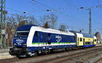 PRESS/IntEgro Verkehr GmbH, Neuenmarkt mit ihrer  223 144  (NVR:  92 80 1223 144-7 D-PRESS ) hat zur Überführung eine start-Regional Doppelstockwagen am Haken am 06.03.24 Durchfahrt Bahnhof