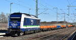PRESS/IntEgro Verkehr GmbH, Neuenmarkt mit ihrer  223 152  (NVR:  92 80 1223 152-0 D-PRESS ) und einem Ganzzug Drehgestell-Flachwagen mit alten Beton-Gleisbohlen beladen am 18.03.25 Höhe Bahnhof