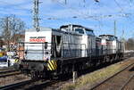 STRABAG BMTI Rail Service GmbH mit ihre beiden V 100 Loks  203 841-2  [NVR-Nummer: 92 80 1203 841-2 D-BRS] mit  203 012-0  [NVR-Nummer: 92 80 1203 012-0 D-BRS] am Haken am 03.03.26 Höhe Bahnhof Magdeburg-Neustadt.