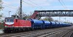 TRIANGULA Eisenbahnverkehrsgesellschaft mbH, Gelenau/Erzgebirge mit ihrer  143 812-6  [NVR-Nummer: 91 80 6143 812-6 D-TRG] und einem Ganzzug gedeckter Schüttgutwagen am 16.04.26 Durchfahrt