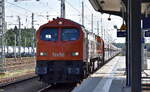 Havelländische Eisenbahn AG, Wustermark [D] mit einem ihrer Tiger leider ohne Frontnummer, daher nicht erkennbar mit einem Ganzzug Selbstentladewagen am 30.07.25 Durchfahrt Bahnhof Ruhland.