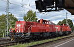 DB Cargo AG, Mainz mit den beiden Voith Gravita 10 BB Lok  261 043-4  (NVR:  92 80 1261 043-4 D-DB ) am Haken von  261 100-2  (NVR:  92 80 1261 100-2 D-DB ) am 18.09.25 Höhe Bahnhof Magdeburg-Neustadt.