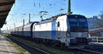 RFO - Rail Force One B.V., Rotterdam [NL] mit der recht neuen geleasten Railpool Vectron  7193 905  [NVR-Nummer: 91 80 7193 905-5 D-Rpool] und einem Coilzug am 06.11.25 Höhe Bahnhof