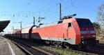 DB Cargo AG, Mainz [D] mit ihrer  152 019-6  [NVR-Nummer: 91 80 6152 019-6 D-DB] und einem Ganzzug gedeckter Schüttgutwagen am 06.11.25 Höhe Bahnhof Magdeburg-Neustadt.