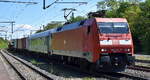DB Cargo AG, Mainz [D] mit ihrer   152 152-5  [NVR-Nummer: 91 80 6152 152-5 D-DB] und einem Milit�rtransportzug mit Begleitwagen + amerikanische Panzer