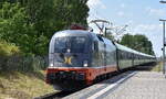 Flixtrain mit dem angemieteten Hectorrail Taurus  242.504 , Name:  Mr Potato Head  [NVR-Nummer: 91 80 6182 504-1 D-HRDE] und Wagengarnitur bei der Durchfahrt Bahnhof Berlin-Staaken Richtung Bahnhof