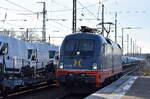Hector Rail (Germany) GmbH mit ihren Taurus   242.504 , Name:  Mr Potato Head  [NVR-Nummer: 91 80 6182 504-1 D-HRDE] am 16.12.25 Durchfahrt Bahnhof Ruhland. 