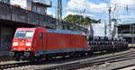 DB Cargo AG, Mainz [D] mit ihrer  185 230-0  [NVR-Nummer: 91 80 6185 230-0 D-DB] verlässt den Hamburger Hafen mit einem Ganzzug Drehgestell-Flachwagen Stahldrahtrollen am 20.05.25 Höhe