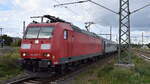 DB Cargo AG, Mainz [D] mit ihrer  185 097-3  [NVR-Nummer: 91 80 6185 097-3 D-DB] und einem Militärtransportzug mit US-amerikanischen Militärfahrzeugen + Hängern u.