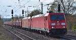 DB Cargo AG, Mainz [D] mit  der Doppeltraktion  185 305-0  [NVR-Nummer: 91 80 6185 305-0 D-DB] +   185 048-6  [NVR-Nummer: 91 80 6185 048-6 D-DB] und dem Erzzug aus Hamburg Richtung Ziltendorf EKO am 16.04.26 Höhe Bahnhof Saarmund.