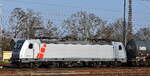 HSL Logistik GmbH, Hamburg-Tiefstack [D] mit der geleasten Akiem Lok  186 366-1  [NVR-Nummer: 91 80 6186 366-1 D-AKIEM] und einem Kesselwagenzug Höhe Bahnhof Frankfurt (Oder) am 22.03.25