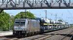 ČD Cargo a.s., Praha [CZ] mit der geleasten Akiem Lok  186 367-9  [NVR-Nummer: 91 80 6186 367-9 D-AKIEM] und einem PKW-Transportzug (fabrikneue AUDI Modelle) am 29.04.25 Höhe Bahnhof