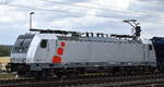 HSL Logistik GmbH, Hamburg [D] mit der geleasten Akiem Lok  186 381-0  und einem Getreidezug am 23.06.25 Höhe Bahnhof Rodleben.