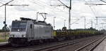 Captrain Deutschland GmbH mit der geleasten Akiem Lok  186 266-3  [NVR-Nummer: 91 80 6186 266-3 D-AKIEM] und einem Schienen-Transportzug am 23.06.25 Höhe Bahnhof Rodleben.