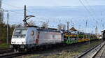 ČD Cargo a.s., Praha [CZ] mit der geleasten Akiem Lok  186 371-1  [NVR-Nummer: 91 80 6186 371-1 D-AKIEM] und einem PKW-Transportzug (fabrikneue VW PKW-Modelle) weiter Richtung Polen am 13.11.25