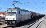 HSL Logistik GmbH, Hamburg [D] mit der geleasten Akiem Lok  186 381  [NVR-Nummer: 91 80 6186 381-0 D-AKIEM] und einem Kesselwagenzug abfahrbereit am 15.04.26 Höhe Bahnhof Senftenberg.