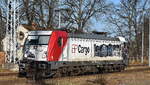 LOCON LOGISTIK & CONSULTING AG, Berlin [D] mit ihrer  187 086  [NVR-Nummer: 91 80 6187 086-4 D-LOCON] fährt zur Übernahme eines Containerzuges am 16.12.25 Höhe Bahnhof Ruhland.