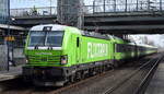 FlixTrain GmbH, München [D] mit der geleasten ELL Vectron  193 431  [NVR-Nummer: 91 80 6193 431-4 D-ELOC] und Wagengarnitur auf dem Weg zur Bereitstellung am 24.03.25 Durchfahrt Bahnhof