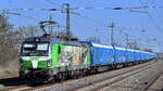 Salzburger Eisenbahn TransportLogistik GmbH, Salzburg [A] mit der geleasten ELL VEctron  193 204  [NVR-Nummer: 91 80 6193 204-5 D-ELOC] und einem Holzhackschnitzelzug Richtung Stendal am 02.04.25