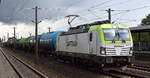 ITL - Eisenbahngesellschaft mbH, Dresden [D] mit ihrer Vectron  193 484-3  [NVR-Nummer: 91 80 6193 484-3 D-ITL] und einem Kesselwagenzug (für Dieselkraftstoff) am 22.07.25 Höhe Bahnhof