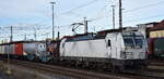 RTB CARGO GmbH, Düren [D] mit der weiterhin weißen geleasten ELL Vectron  193 439   [NVR-Number: 91 80 6193 439-7 D-ELOC] und einem Containerzug am 29.10.25 Höhe Bahnhof Frankfurt/Oder.