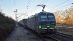 TX Logistik AG, Troisdorf [D] mit der geleasten ELL Vectron  193 252  [NVR-Nummer: 91 80 6193 252-4 D-ELOC] und KLV-Zug aus Rostock Seehafen kommend am 17.12.25 Durchfahrt Bahnhof