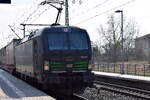TX Logistik AG, Bad Honnef [D] mit der geleasten ELL Vectron  193 275  [NVR-Nummer: 91 80 6193 275-5 D-ELOC] und einem KLV-Zug am 19.03.26 Durchfahrt Bahnhof Roßlau (Elbe).