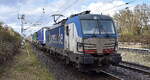 TX Logistik AG, Troisdorf [D] mit der von der boxXpress.de GmbH angemieteten Vectron   193 834  [NVR-Nummer: 91 80 6193 834-9 D-BOXX] und KLV-Zug aus Rostock Seehafen am 26.03.26 Höhe Bahnhof