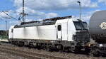 ITL - Eisenbahngesellschaft mbH, Dresden [D] mit ihrer Vectron  193 617  [NVR-Nummer: 91 80 6193 617-8 D-ITL] und einem Kesselwagenzug am 21.04.26 Höhe Bahnhof Rodleben.
