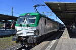 ITL - Eisenbahngesellschaft mbH, Dresden [D] mit ihrer Vectron  193 892-7  [NVR-Nummer: 91 80 6193 892-7 D-ITL] im neuen Captrain Farbschema mit einem Ganzzug gedeckter Sch�ttgutwagen am 27.05.26 Durchfahrt Bahnhof Dessau Hbf.