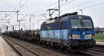 ČD Cargo a.s., Praha [CZ] mit ihrer  383 011-4  [NVR-Nummer: 91 54 7383 011-4 CZ-CDC] und einem Ganzzug Drehgestell-Flachwagen für Langschienentransporte (leer) am 24.03.26 Höhe Bahnhof