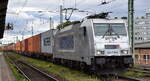 METRANS Rail s.r.o., Praha [CZ] mit ihrer  386 018-6  [NVR-Nummer: 91 54 7386 018-6 CZ-MT] und einem Containerzug am 11.09.25 Höhe Bahnhof Magdeburg-Neustadt.
