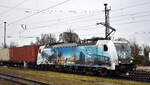 METRANS Rail s.r.o., Praha [CZ] mit ihrer  386 020-2  [NVR-Nummer: 91 54 7386 020-2 CZ-MT] und einem Containerzug Richtung Hamburg am 09.12.25 Höhe Bahnhof Stendal Hbf.