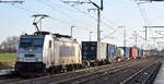 METRANS Rail s.r.o., Praha [CZ] mit ihrer  386 039-2  [NVR-Nummer: 91 54 7386 039-2 CZ-MT] und einem Containerzug am 18.12.25 Höhe Bahnhof Rodleben.