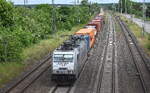 METRANS Rail s.r.o., Praha [CZ] mit  ihrer  386 019-4  [NVR-Nummer: 91 54 7386 019-4 CZ-MT] und einem Containerzug am 04.06.26 H�he Bahnhof Saarmund.