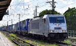 METRANS Rail s.r.o., Praha [CZ] mit ihrer  386 010-3  [NVR-Nummer: 91 54 7386 010-3 CZ-MT] und einem Containerzug 