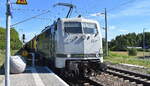 RailAdventure GmbH, M�nchen wahrscheinlich siehe B�gelfalte mit ihrer  111 082  (NVR:  91 80 6111 082-4 D-RADVE ) und einem Schienenschleifzug + Bei- u. Schutzwagen am 28.05.26 H�he Bahnhof Wiesenau.