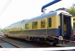 Als Modell hab ich ihn schon seit meiner Kindheit, ein RHEINGOLD TEE-Panoramawagen, nachdem dieser Wagen ettliche Nutzungen in verschieden Farben und bei verschiedenen Firmen hatte ist er nun in der Betreuung in K�ln bei der Rheingold-Zug Betriebsgesellschaft mbH im Einsatz, es ist der 1962 bei Wegmann gebaute Wagen mit der aktuellen INR D-RhBG 56 80 81-80 002-7, 175 Jahr Feier Bahnhofsfest Berlin-Lichtenberg, 03.10.10