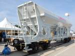 Ein weiterer Sch�ttgutwagen vom Bahnlogistiker LEGIOS aus Tschechien, anscheinend mit einem hydraulischen System zur Regulierung der Sch�ttgutmenge beim Entladen, der Wagen tr�gt die Nr.