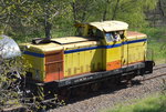 Am Ende des Sonderzuges der Berliner Eisenbahnfeunde e.V. auf der Rückfahrt Richtung Basdorf, die 346 826-1 (98 803 346 826-1 D-LUW) der Fa. Laeger & Wöstenhöfer GmbH & Co. KG am 05.05.16 Bahnunterführung Höhe Mönchmühle.
